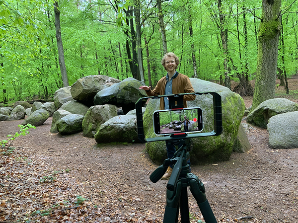 Leo Klinke beim Dreh des You-Tube-Films "Eine archäologische Zeitreise in die westfälische Jungsteinzeit".
