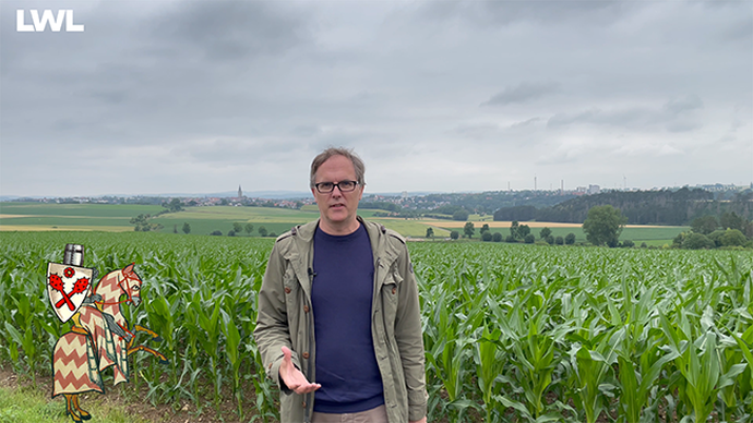 Michael Lagers mit einem Ritterfigürchen im Film "Eine archäologische Zeitreise" auf YouTube
