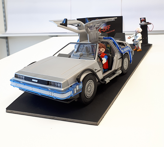 Modell des Präsentationsstandes mit dem DeLorean von Playmobil