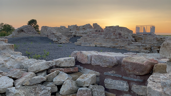 Die Ruine der Holsterburg im Abendrot.