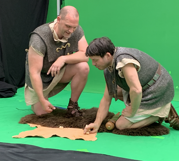 Unsere beiden Legionäre spielen das sogenannte Knochenspiel. Foto: Altertumskommission/Reck.